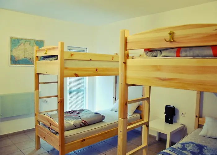 10 Coins & Tours Hostel *