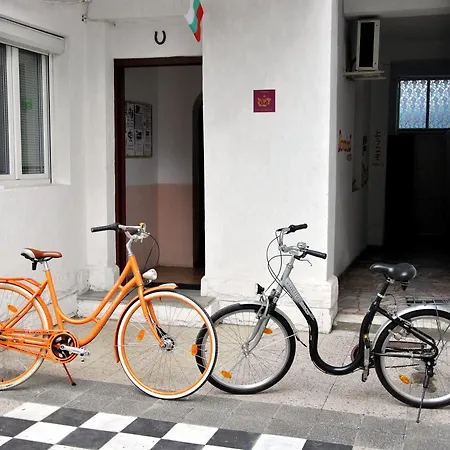 10 Coins & Tours Hostal