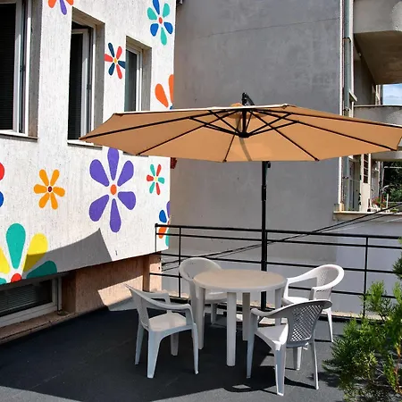 10 Coins & Tours Hostal *
