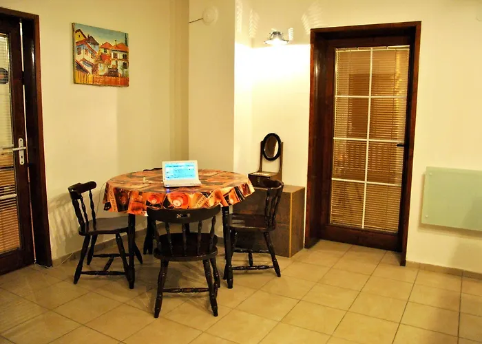 10 Coins & Tours Hostel *