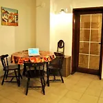 10 Coins & Tours Hostel *