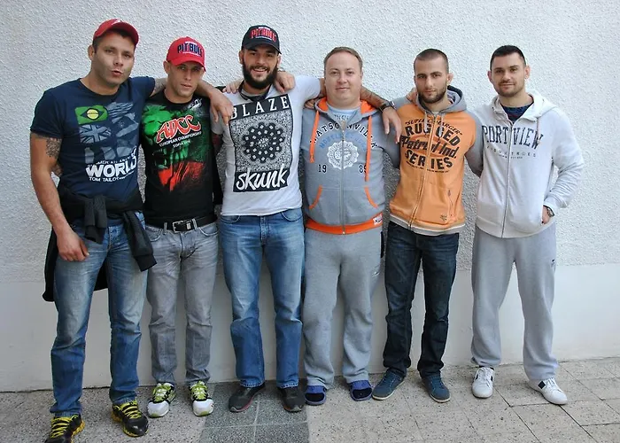 10 Coins & Tours Albergue *